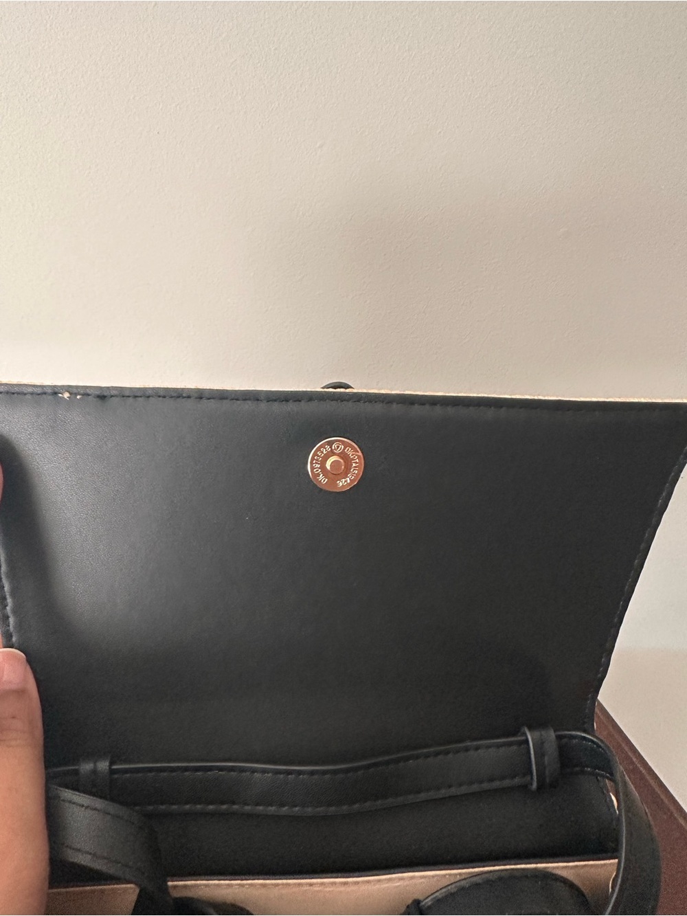 Stylish Beige Woven Top-Handle Bag with Black Accent - Picture 4 of 4
